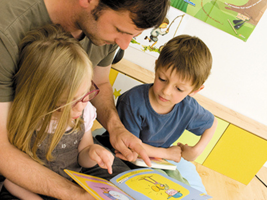 Papa qui raconte une histoire à ses enfants